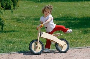regali-bambini-bicicletta-senza-pedali-legno