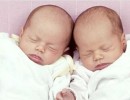 due gemelli-mamma-anziana