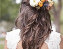acconciatura con fiori