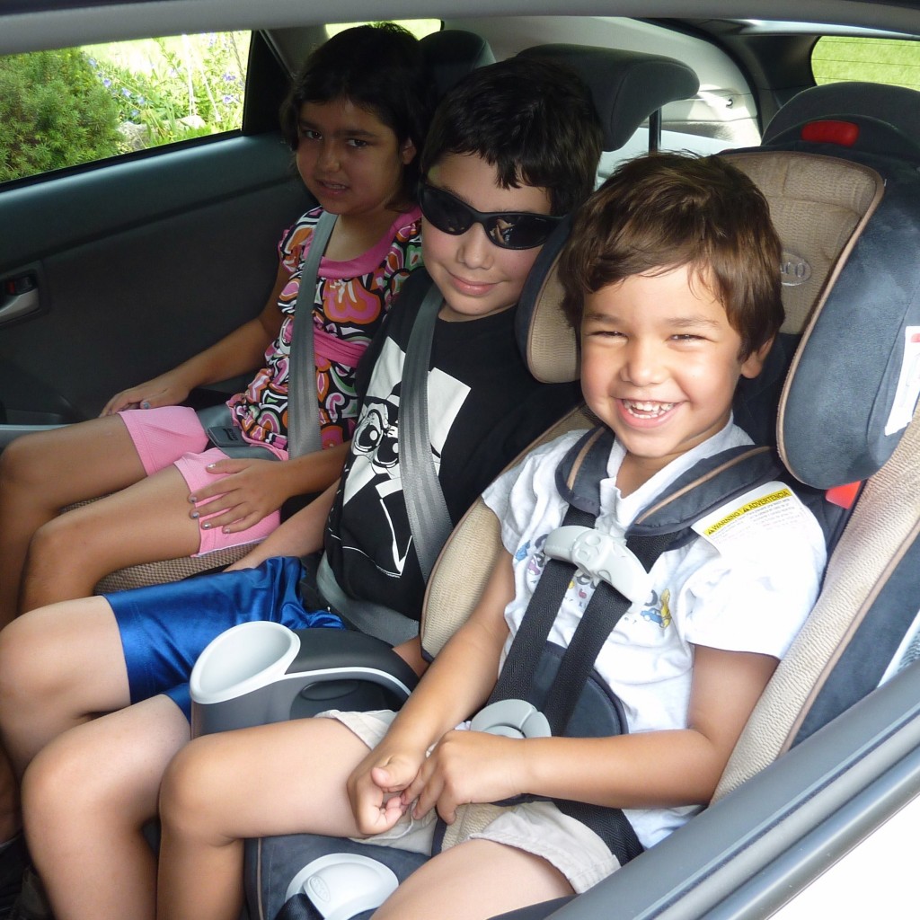 seggiolini-bambini tre bambini in macchina con seggiolini