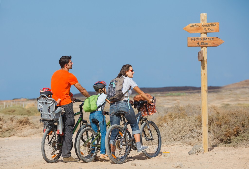 famiglia in bicicletta in bicicletta con la famiglia