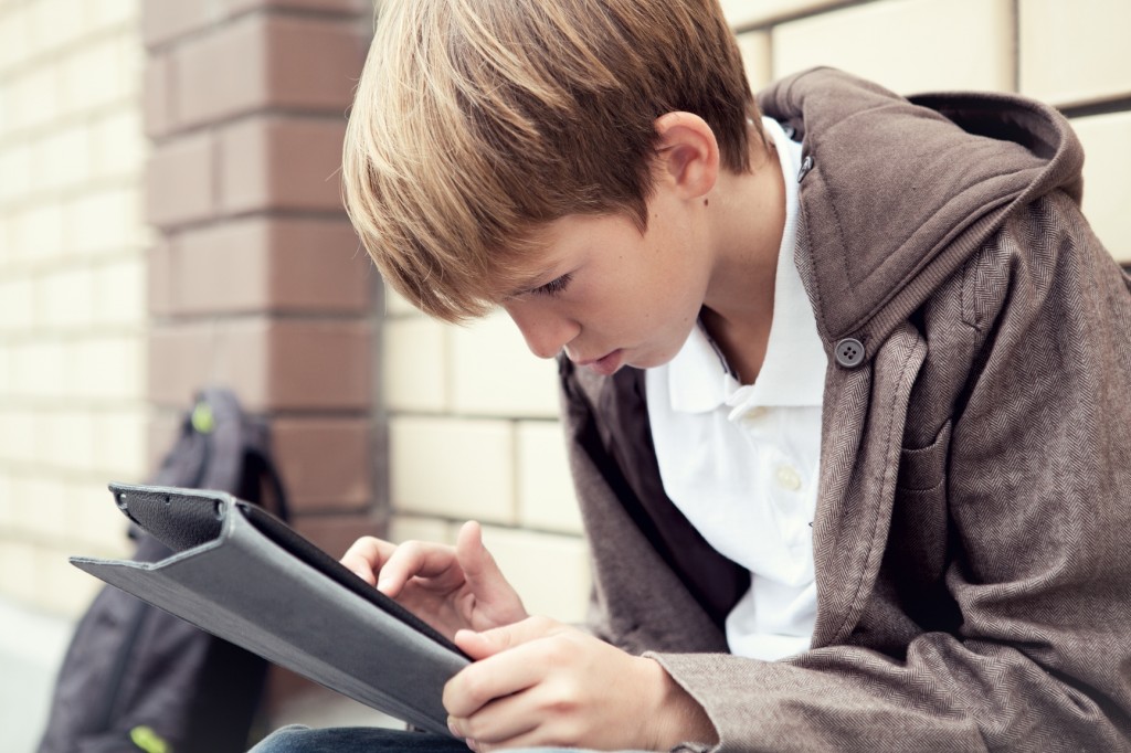 navigare sicuri ragazzo con tablet