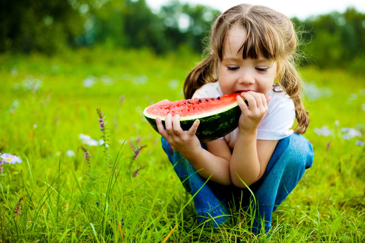 bambina che mangia l'anguria