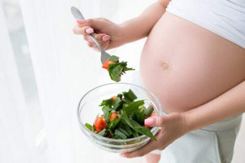 donna incinta che mangia insalata già lavata in gravidanza