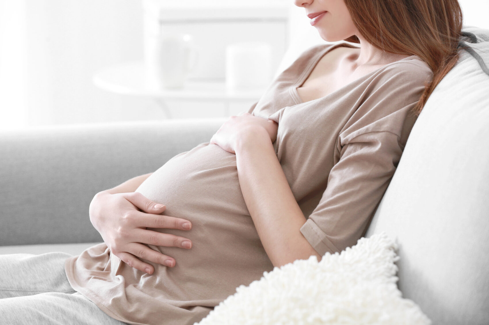 donna incinta che si riposa