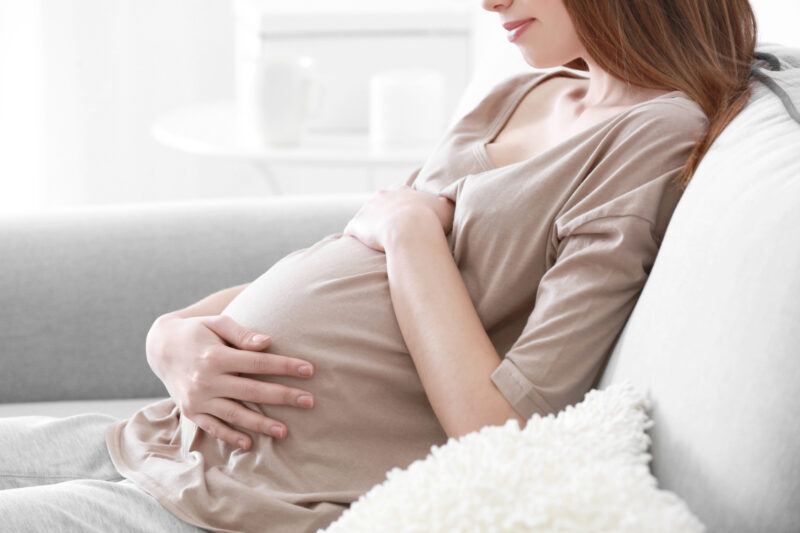 donna incinta che si riposa