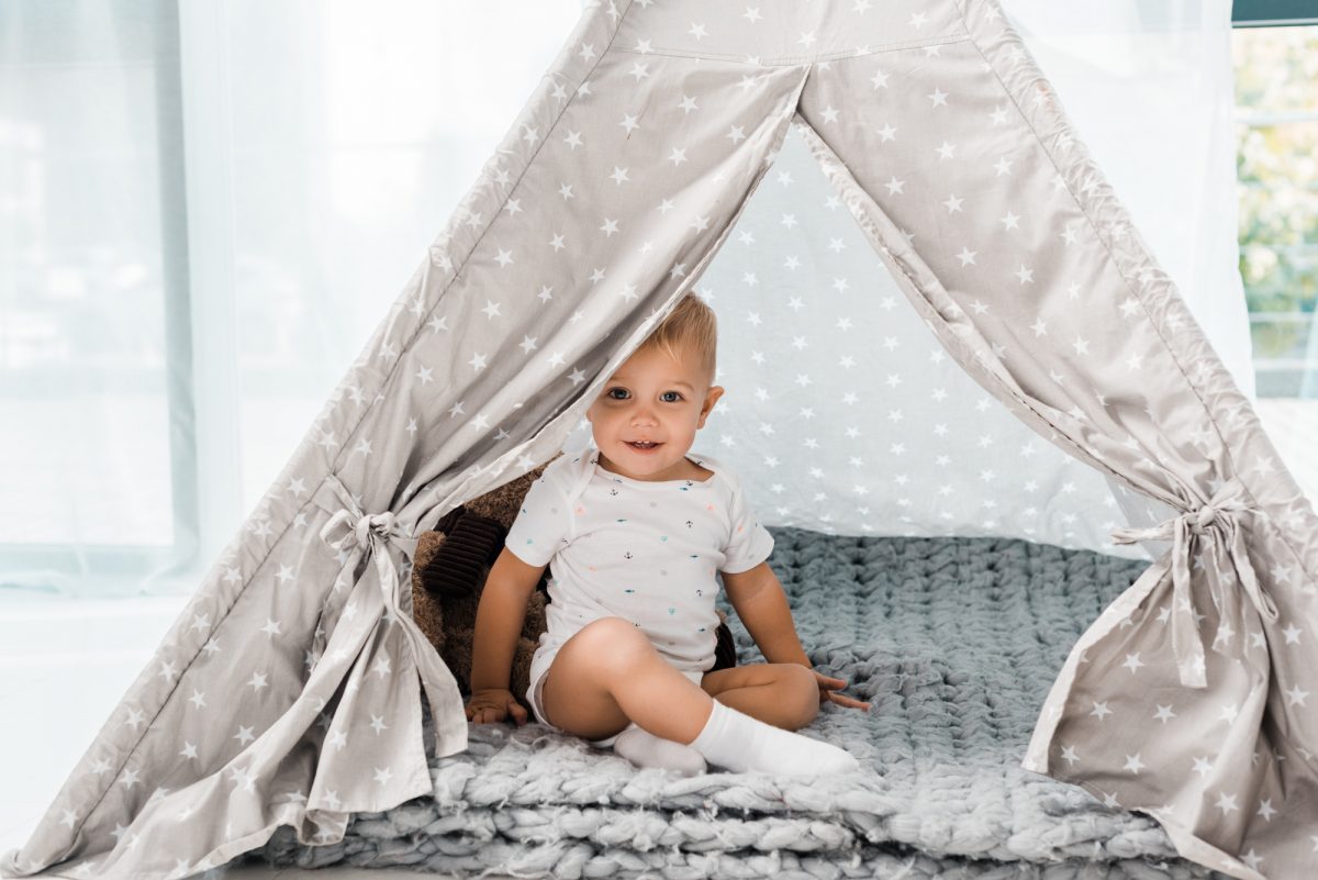bambino nella tenda degli indiani