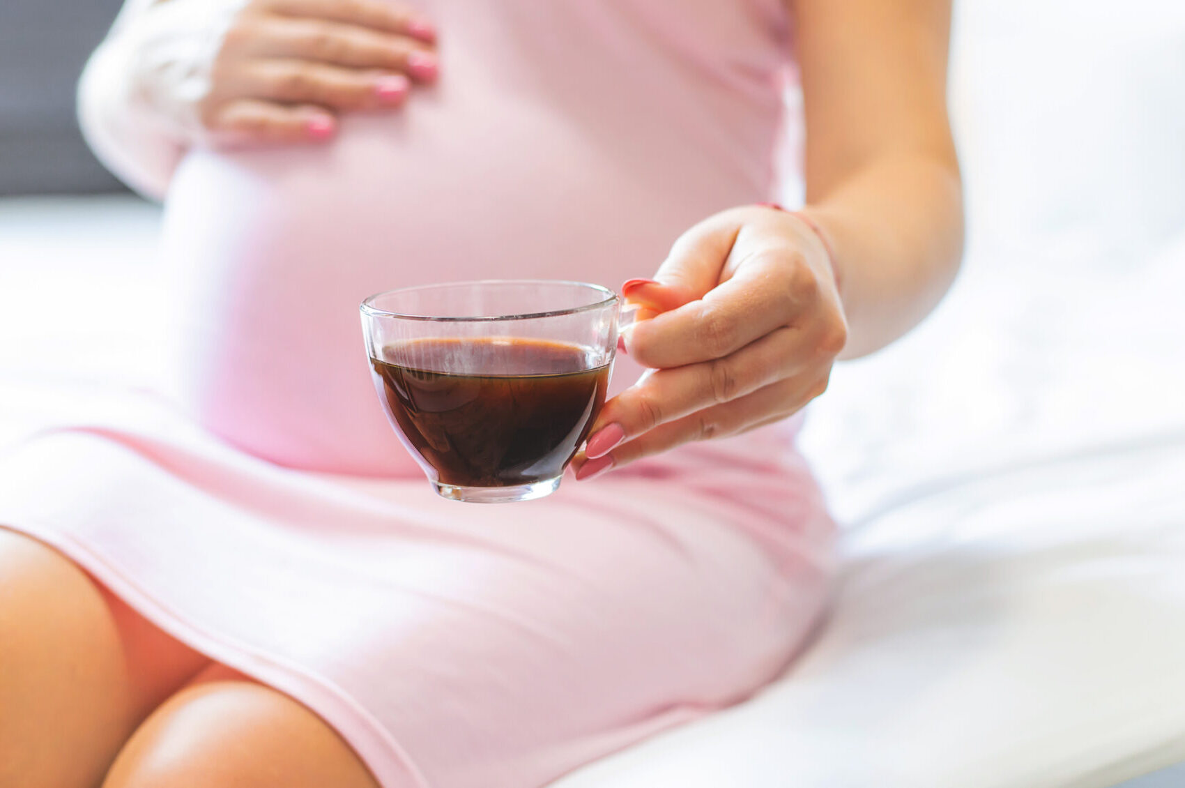 donna incinta e caffè