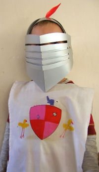 costume-carnevale-fai-da-te-cavaliere-stemma