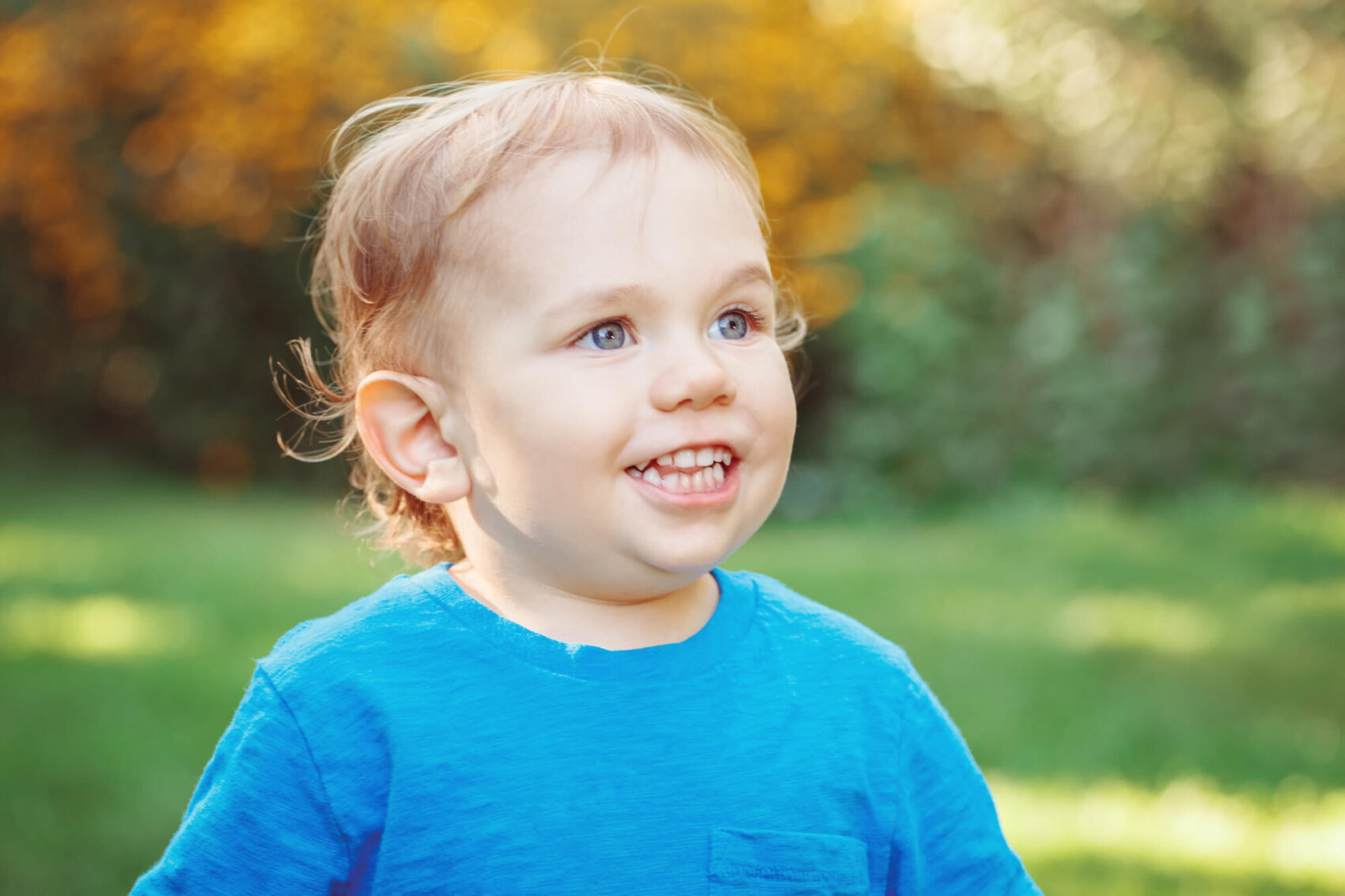 bambino che parla da solo