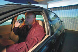 sicurezza-auto-telefono-uomo_