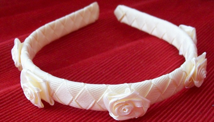 acconciature-prima-comunione-accessori-cerchietto-bianco