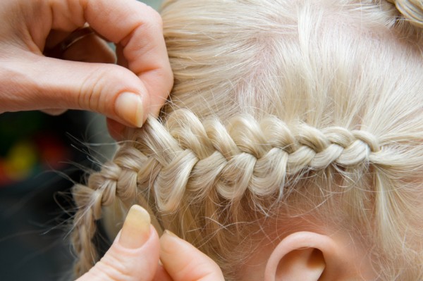 acconciature per bambine: la treccia francese