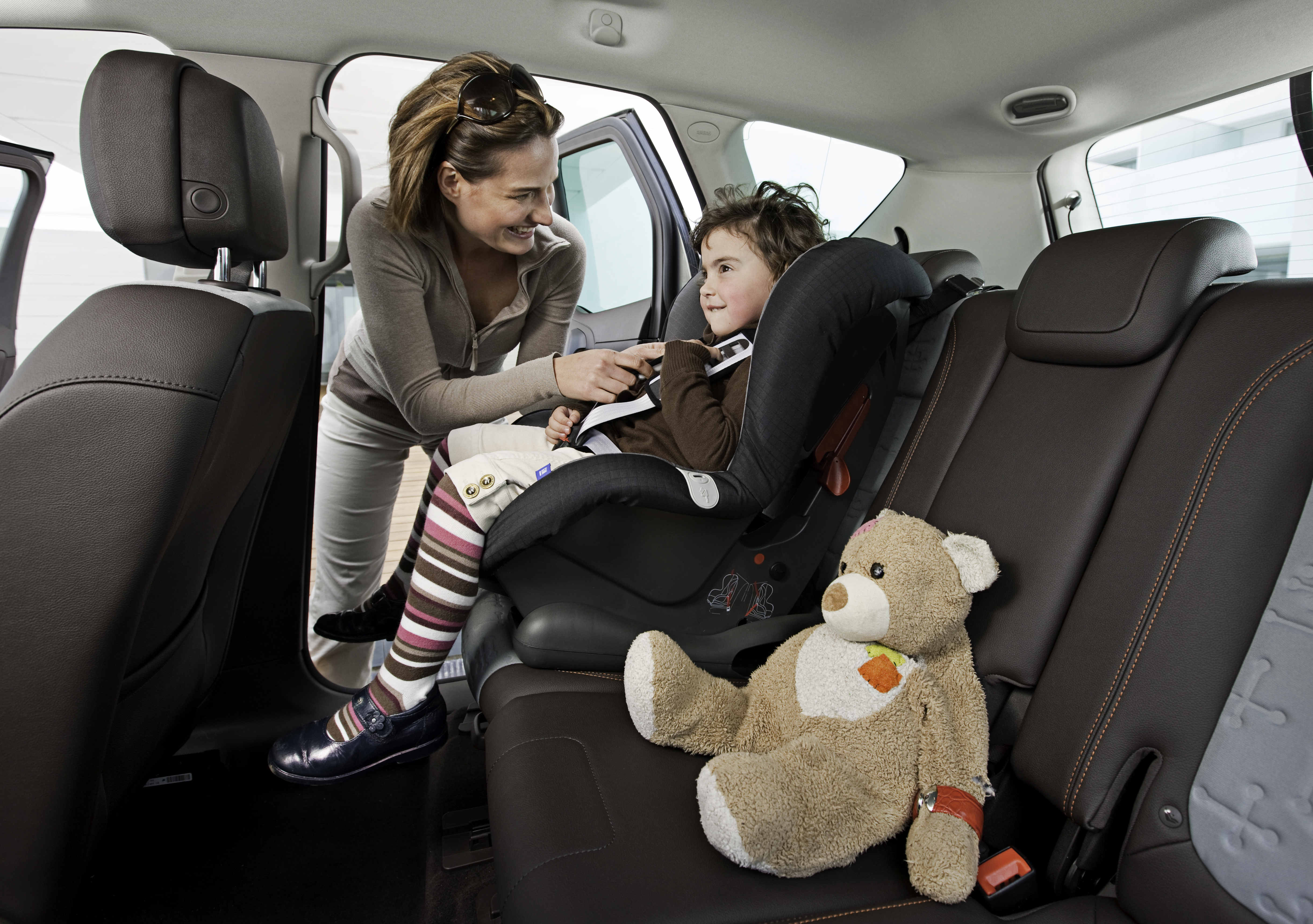 Opel family. Опель для семьи. Фото Опель Виваро пассажир. Opel mom.