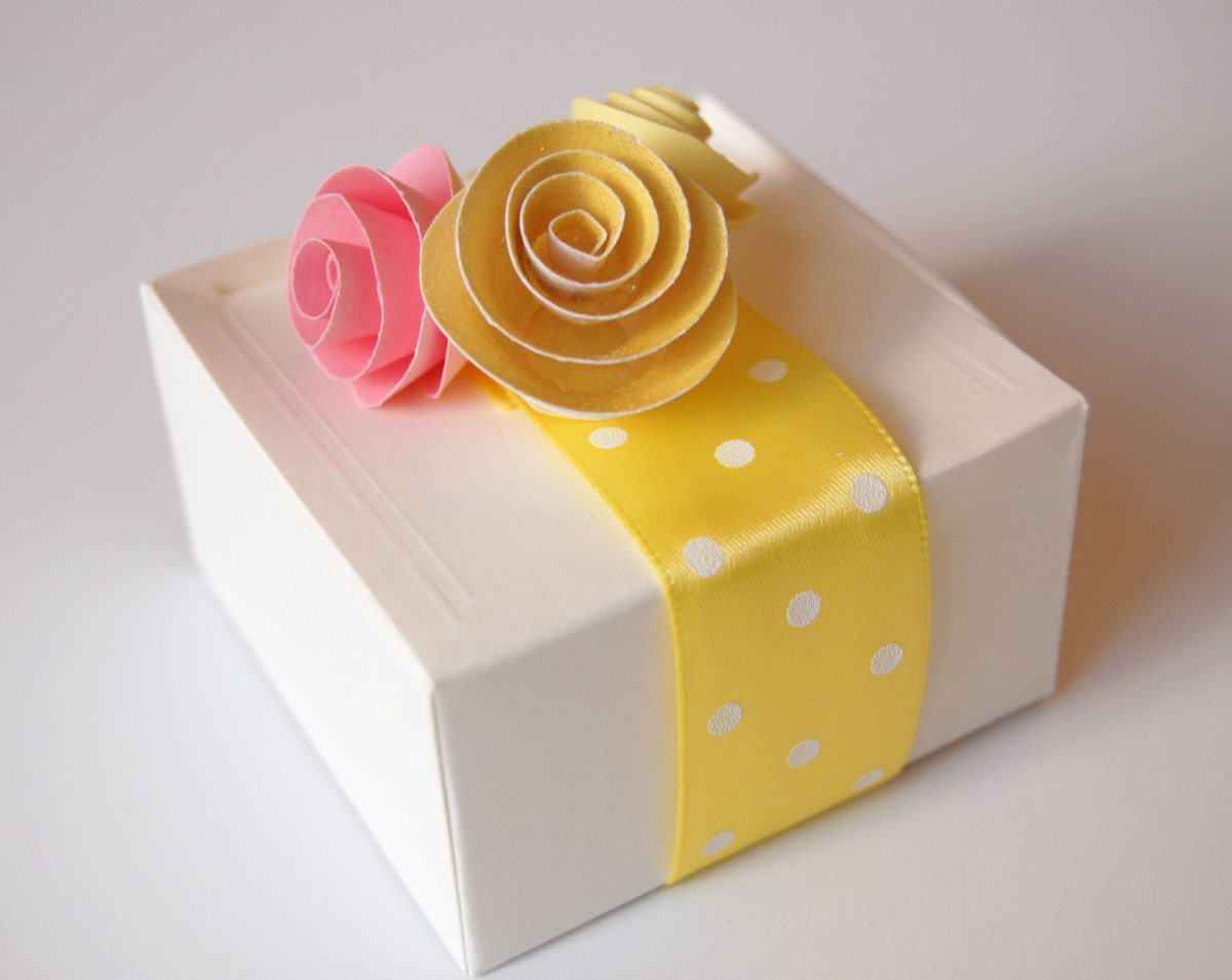 scatolina con rose carta