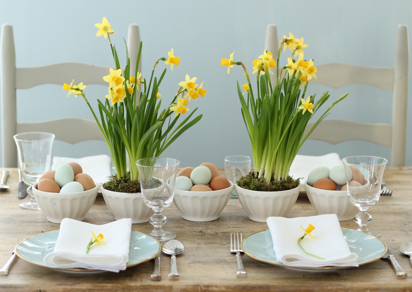 centro tavola pasquale con narcisi