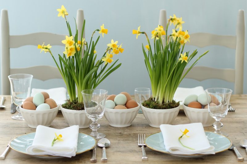 centro tavola pasquale con narcisi