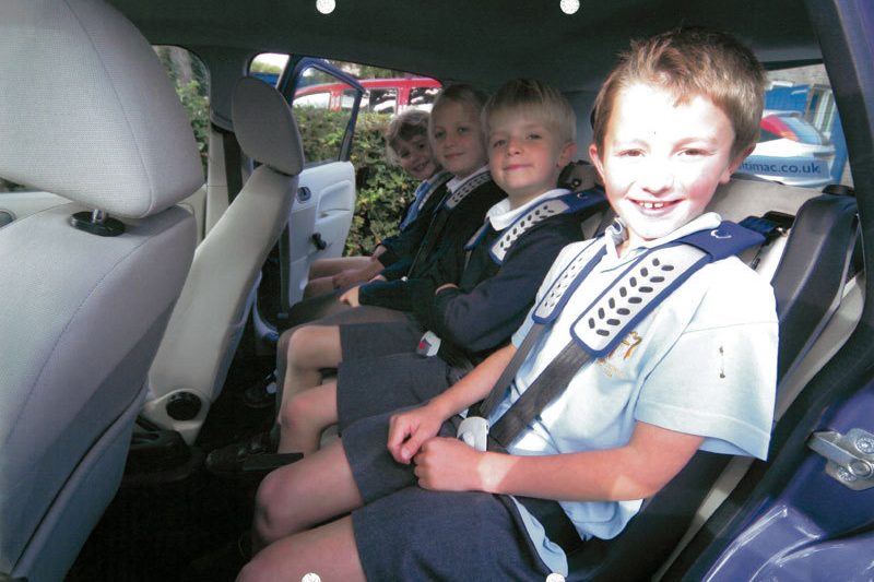 bambini seduti in auto