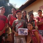 Gabriel mostra la foto inviata dai suoi sostenitori italiani