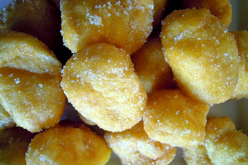 le castagnole, dolci tipici di carnevale