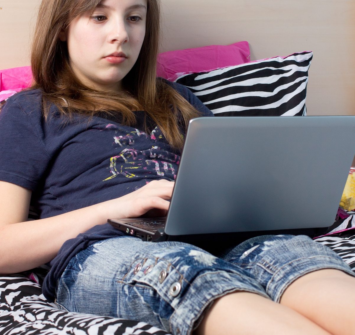 ragazza che naviga in internet