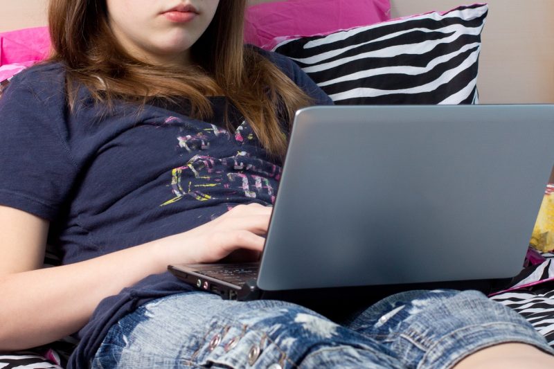 ragazza che naviga in internet