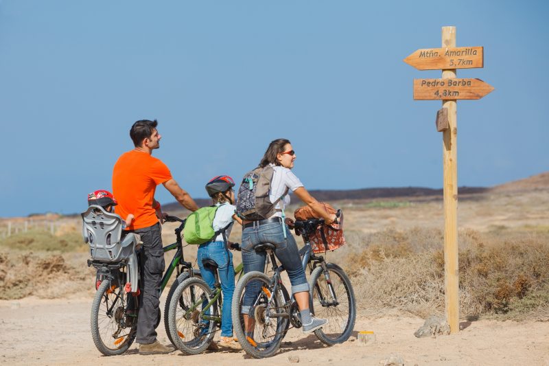 in bicicletta con la famiglia