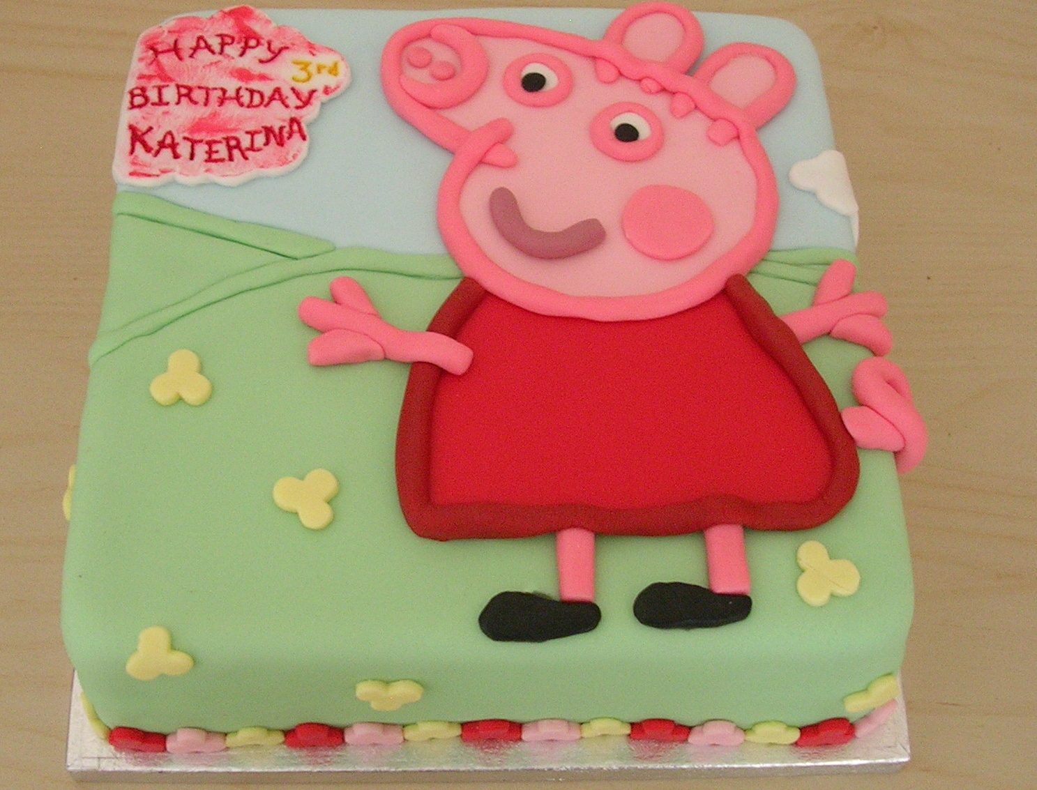 torta di peppa pig decorata con pasta di zucchero