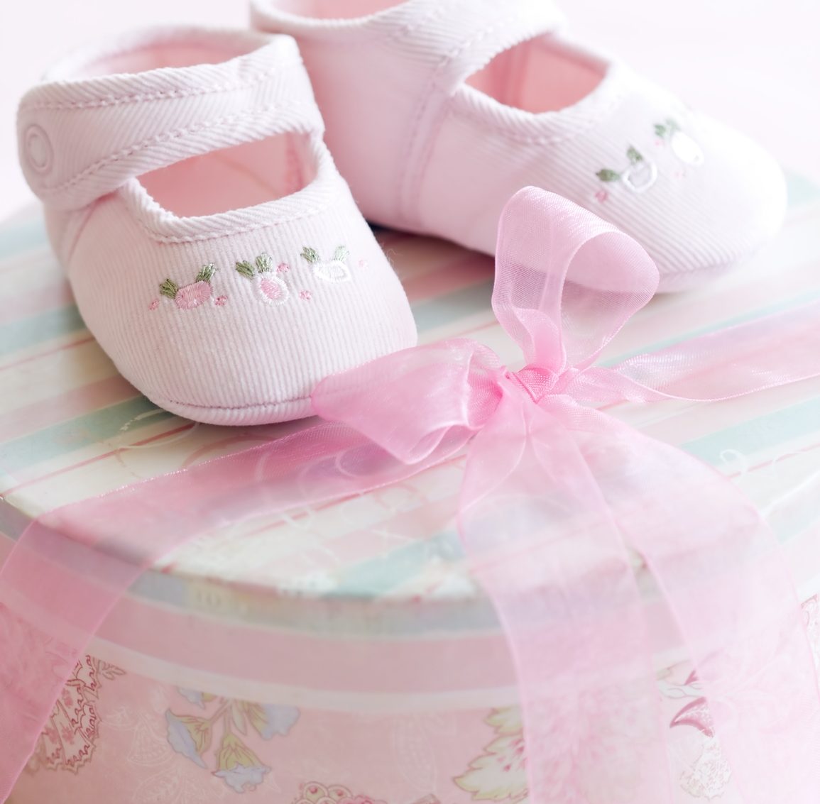 scarpine e scatola regalo da bimba per battesimo