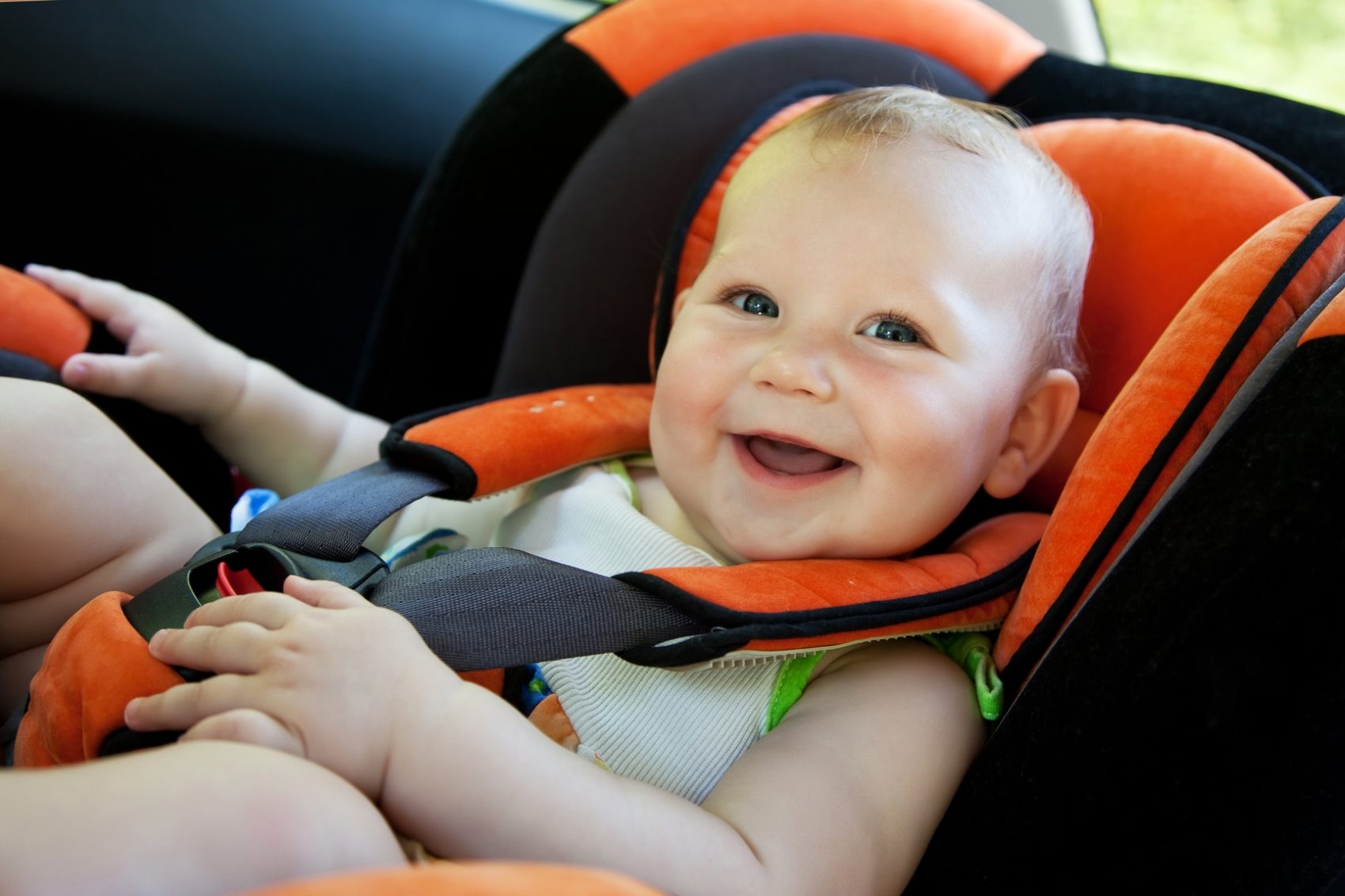 bambino sistemato nel seggiolino auto