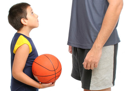 Bambino con allenatore di pallacanestro