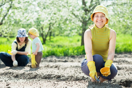Mamma che fa giardinaggio