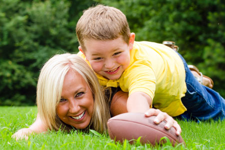 Mamma che gioca a rugby con il figlio