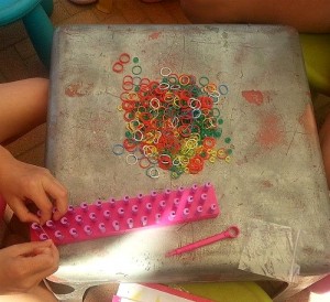 come fare braccialetti con elastici