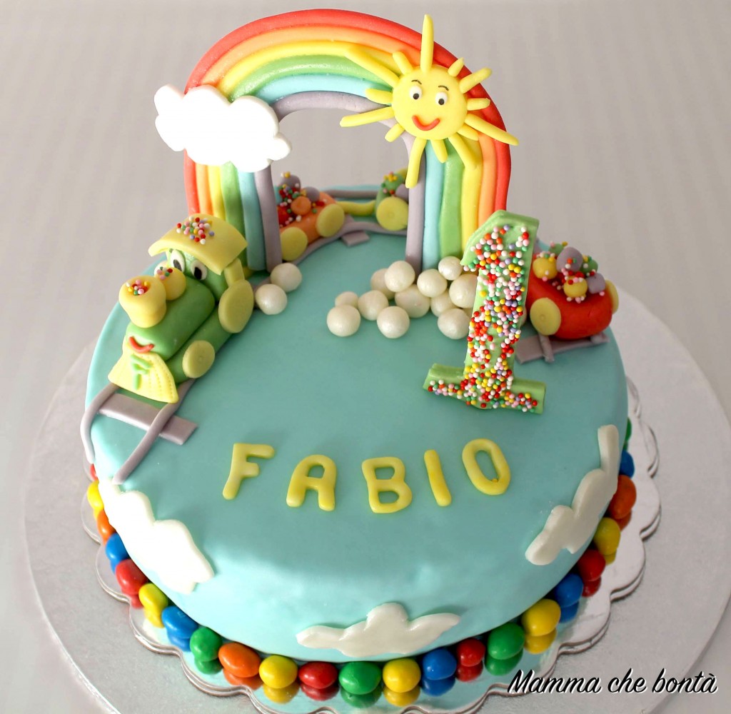 decorazioni facili per torte primo compleanno_torta trenino in pasta di zucchero con arcobaleno 3d