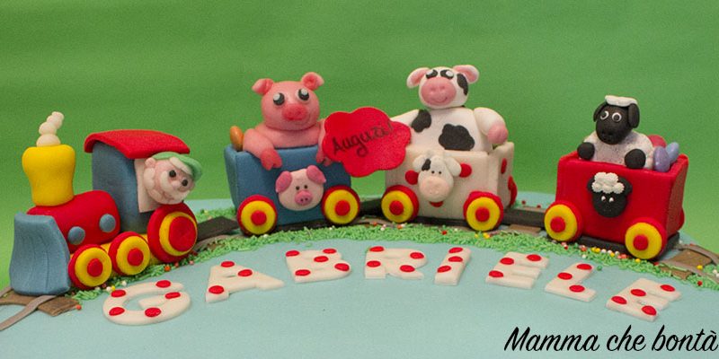 Trenino in pasta di zucchero con animali della fattoria