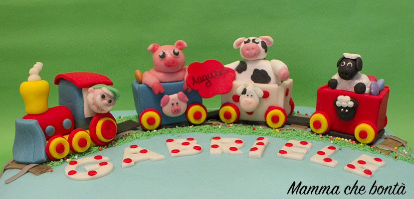 Trenino in pasta di zucchero con animali della fattoria