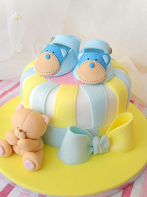 Torte decorate per battesimo_scarpette e orsetto per bambino