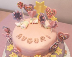 decorazioni facili per torte primo compleanno_torta con caramelle e lecca lecca