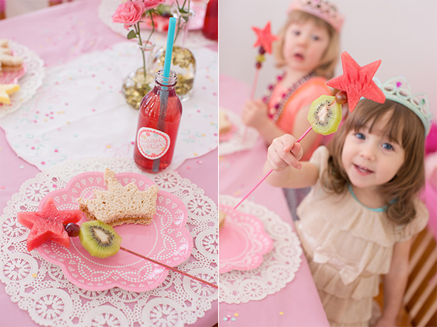 Festa a tema principesse fai da te_buffet-bacchetta magica con la frutta e tramezzino corona