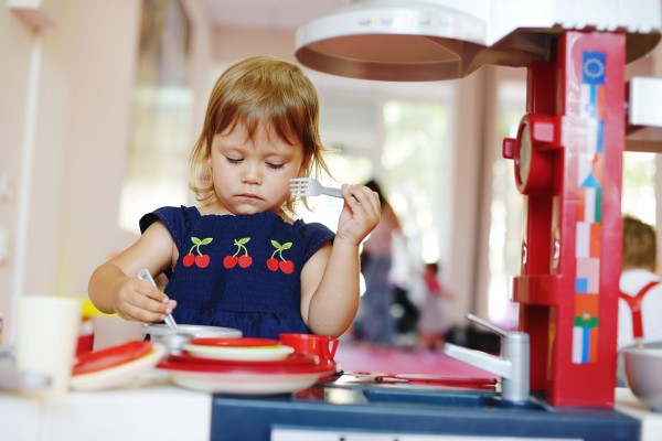 cucine giocattolo per bambini da comprare online_bambina che gioca
