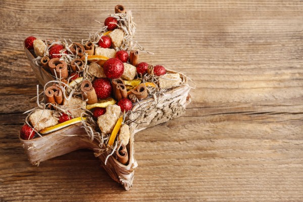 Centrotavola di Natale fai da te con frutta secca e spezie