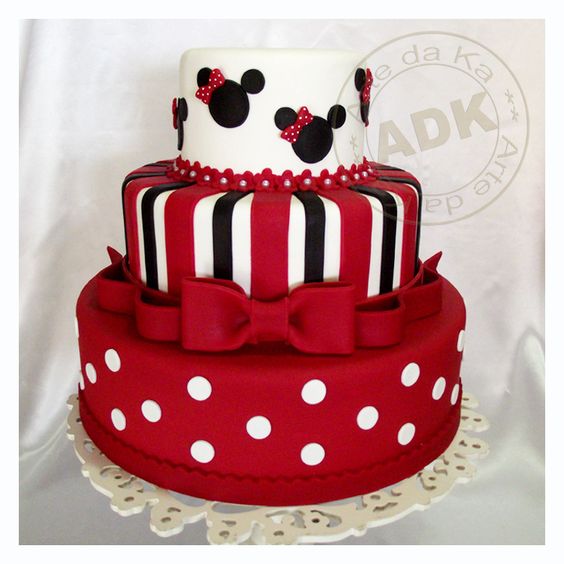 torte compleanno di Minnie rossa e bianca