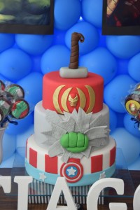 festa di compleanno degli avengers_torta a più piani