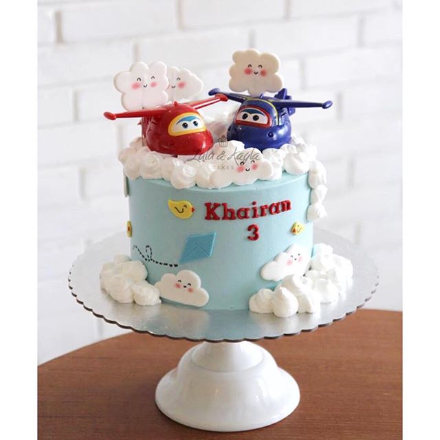 torte di compleanno dei Super wings con panna montata