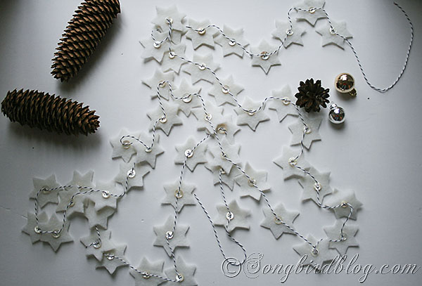 addobbi e decorazioni di Natale con stelle in feltro 
