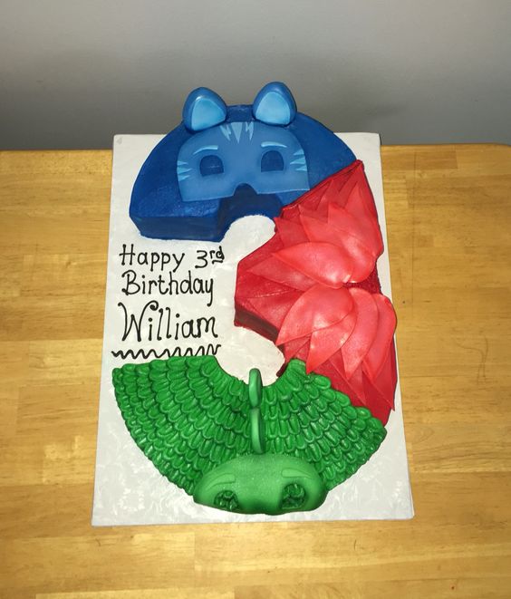 Torte di compleanno dei PJ Masks con panna e decorazioni in pdz