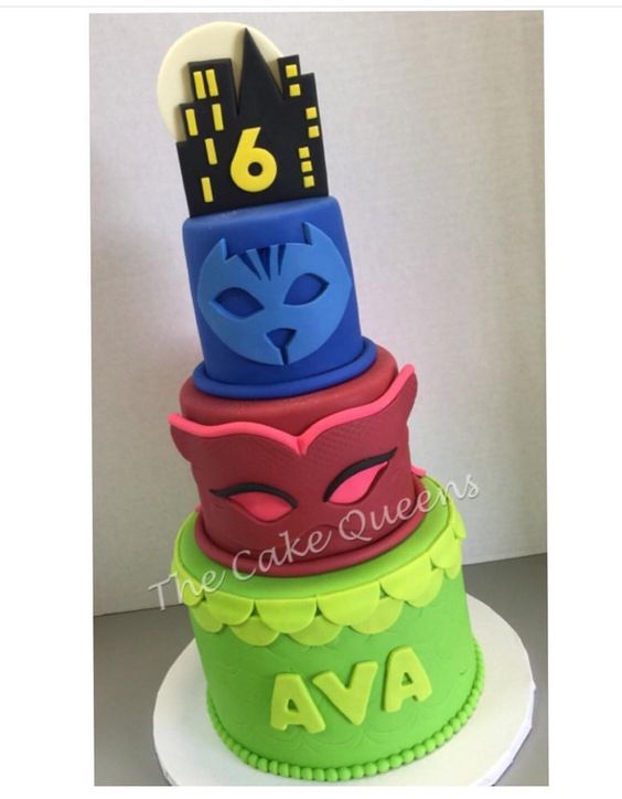 Torte di compleanno dei PJ Masks in pasta di zucchero con simboli