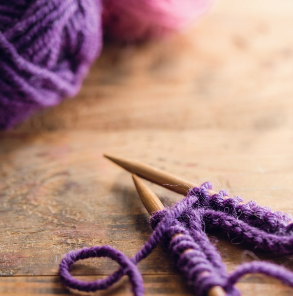 come iniziare un lavoro a maglia: ferri e lana viola 