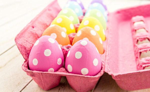 uova e porta uovo colorati per lavoretti di pasqua facili